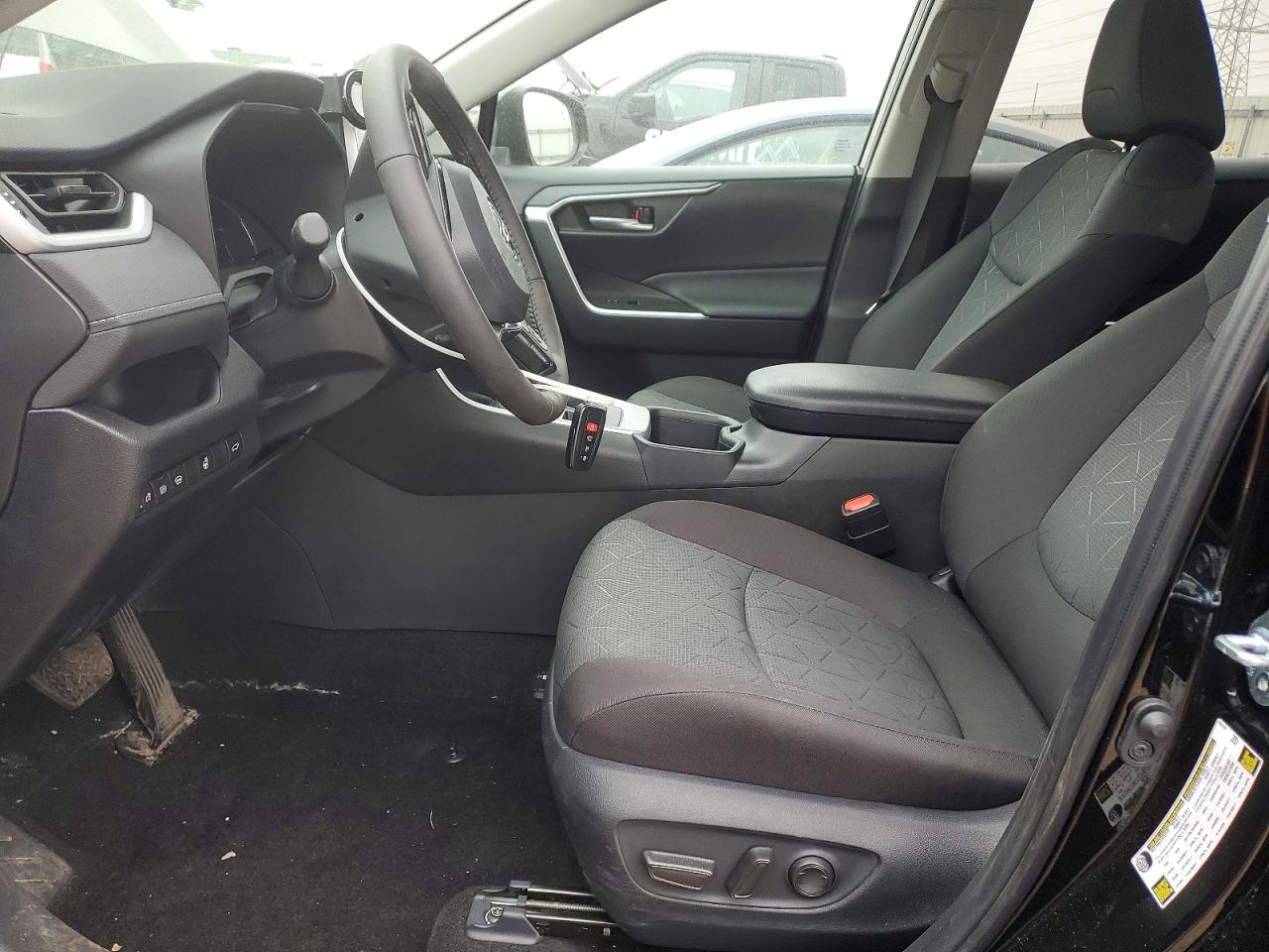 2025 TOYOTA RAV4 XLE photo 19