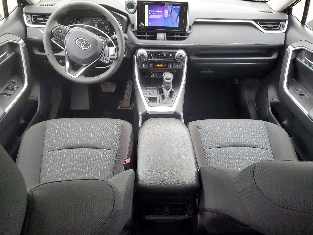 2025 TOYOTA RAV4 XLE photo 22
