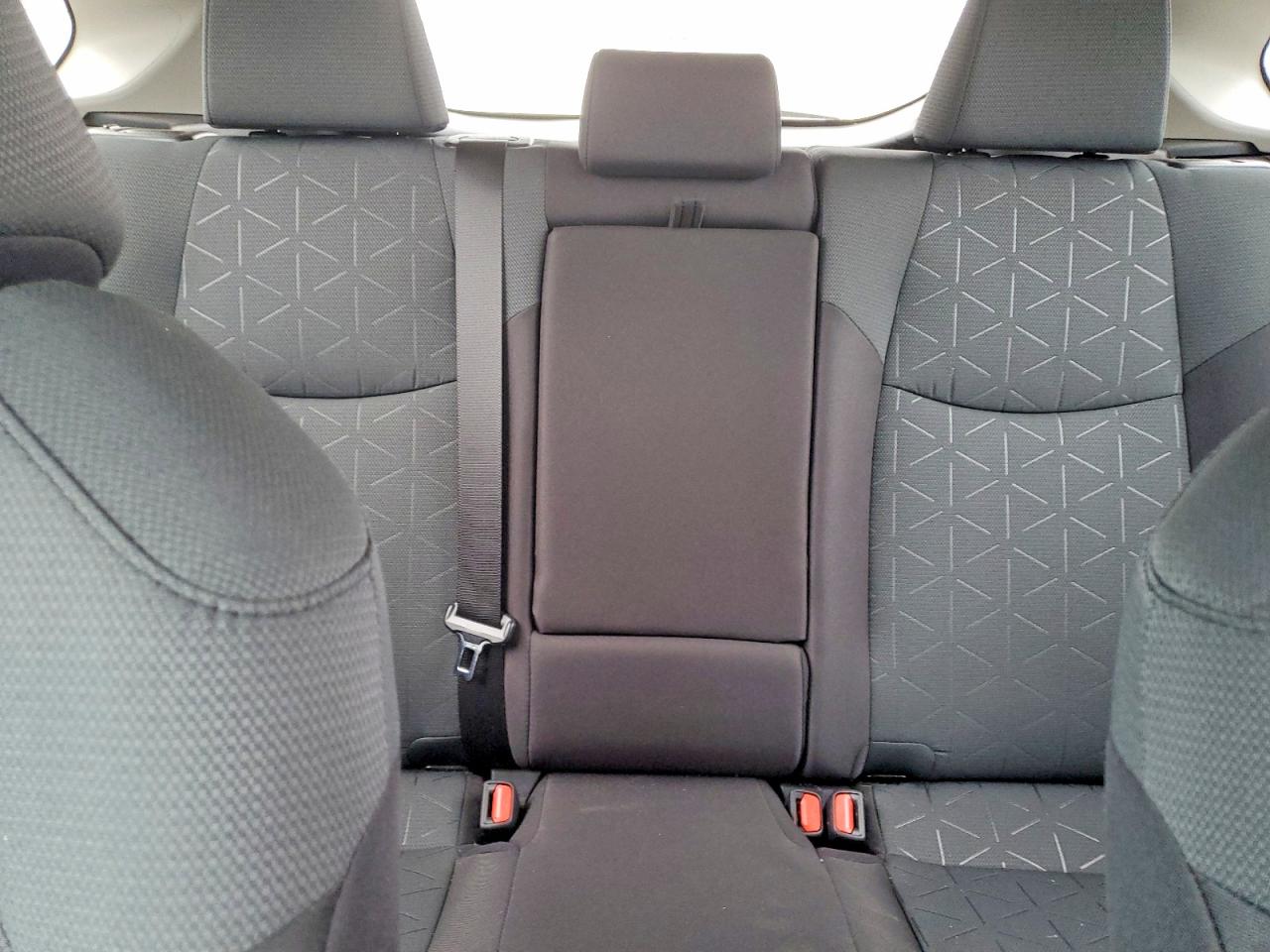 2025 TOYOTA RAV4 XLE photo 28