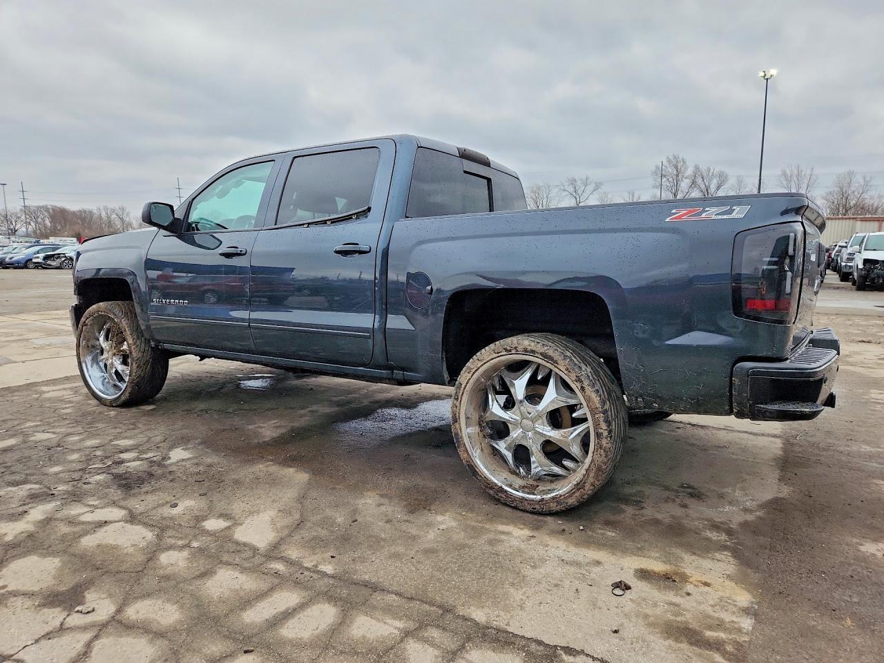 2017 CHEVROLET SILVERADO K1500 LT photo 2