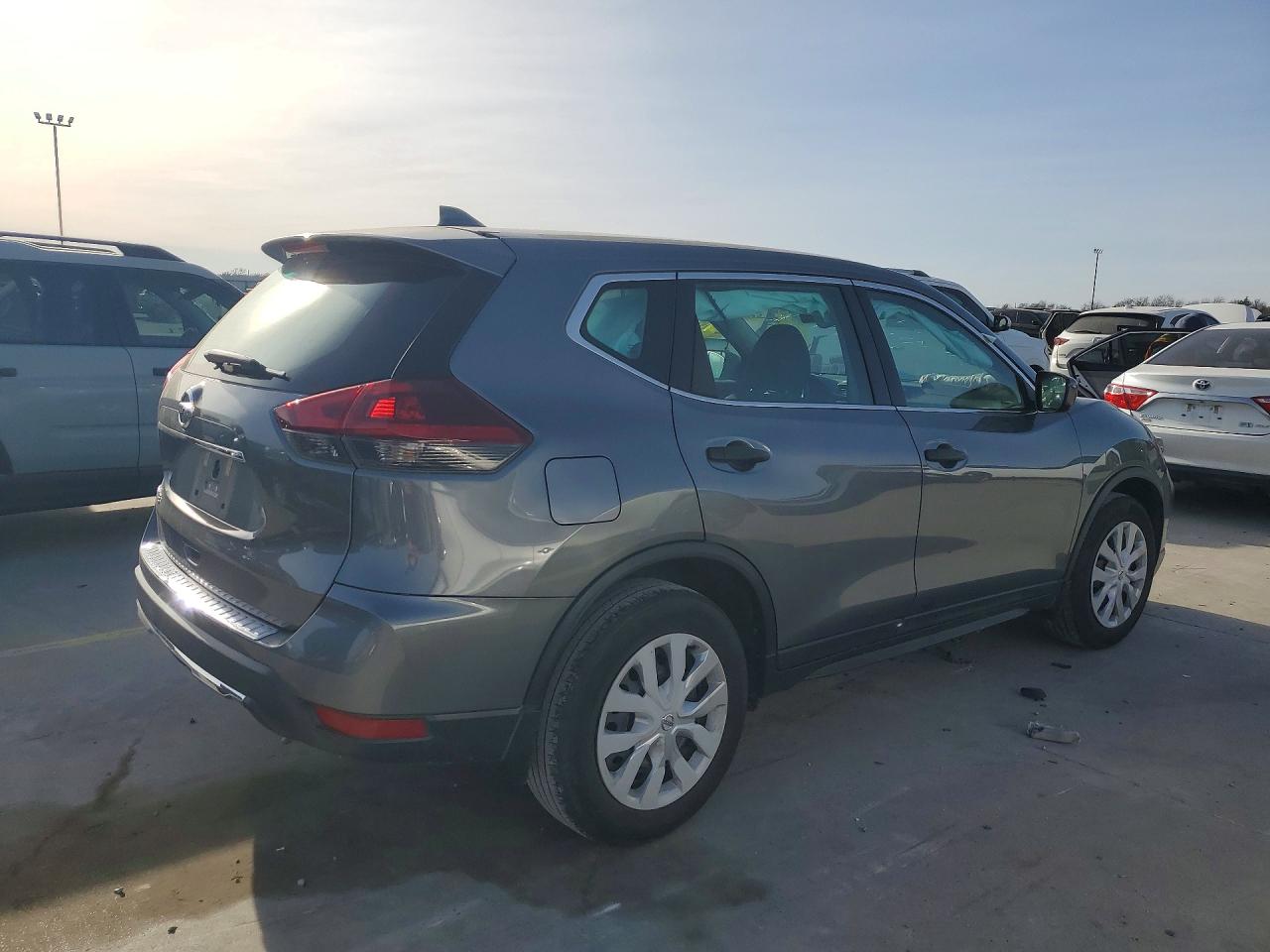 2018 NISSAN ROGUE S photo 5