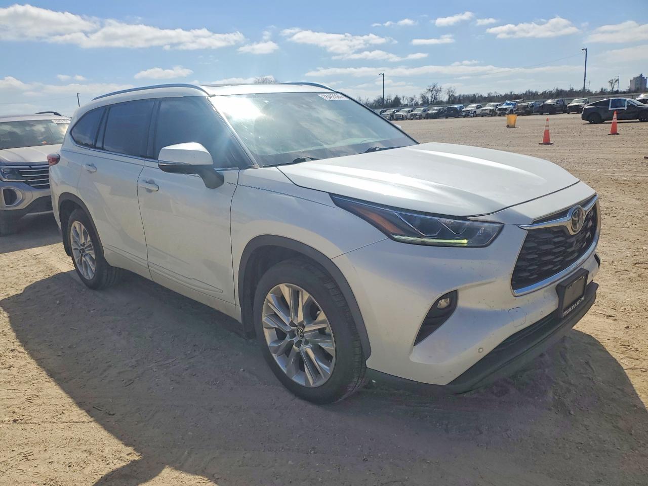 2022 TOYOTA HIGHLANDER LIMITED photo 4