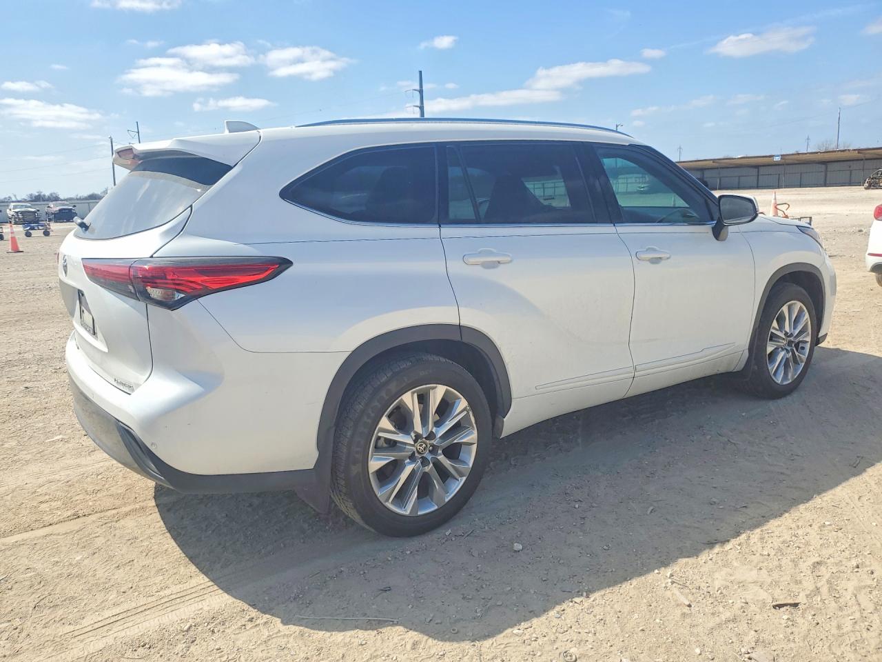 2022 TOYOTA HIGHLANDER LIMITED photo 3