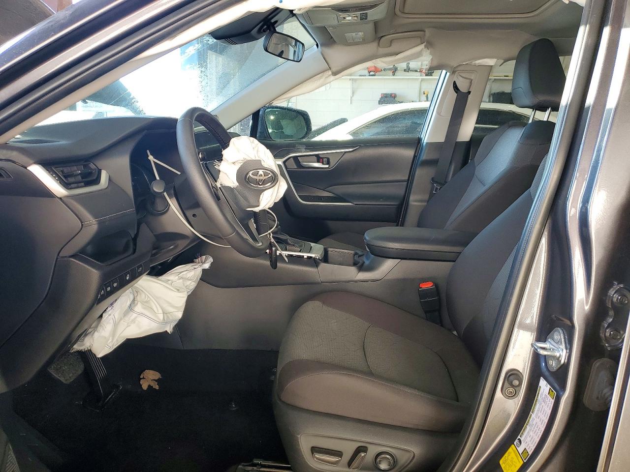 2025 TOYOTA RAV4 XLE photo 7