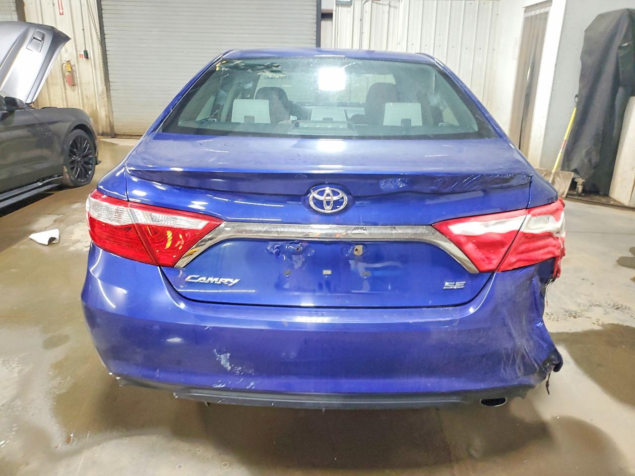 2015 TOYOTA CAMRY SE photo 11