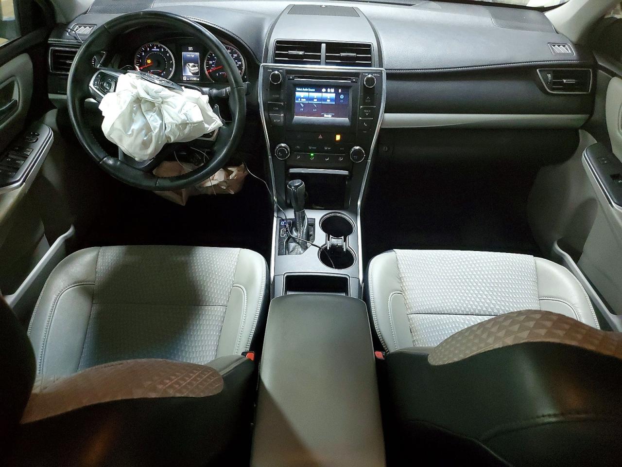 2015 TOYOTA CAMRY SE photo 15