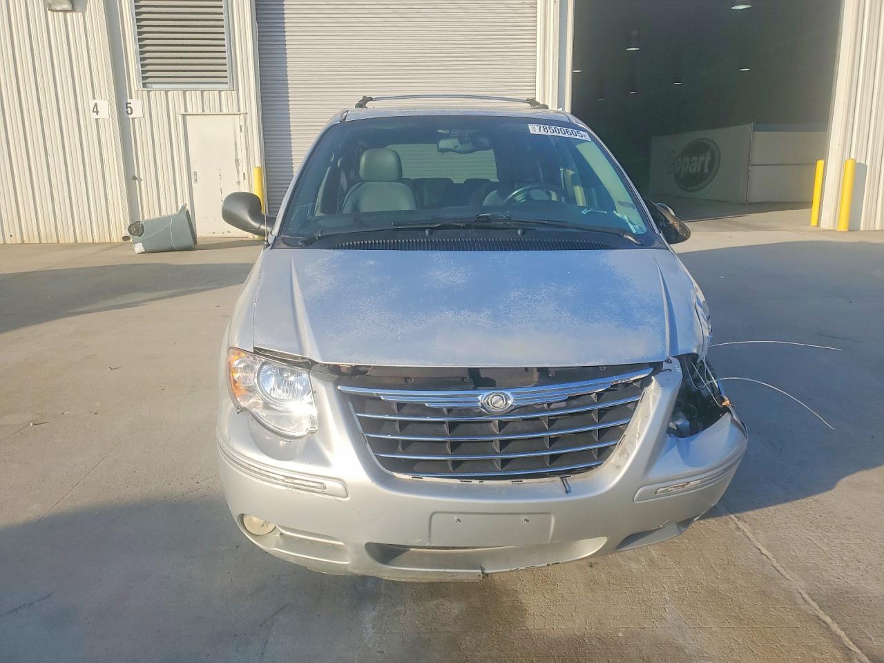 2005 CHRYSLER TOWN & COUNTRY LIMITED photo 9