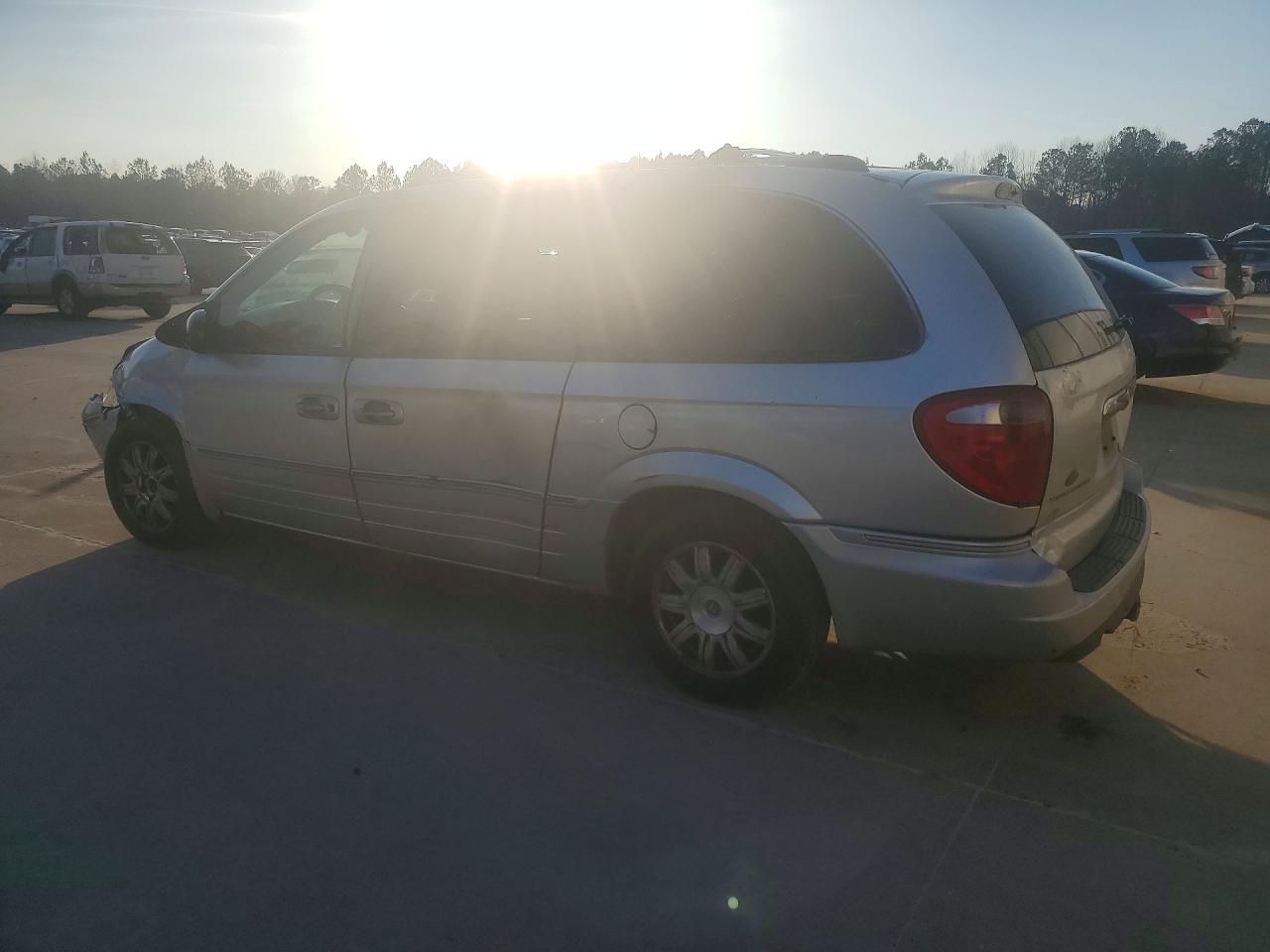 2005 CHRYSLER TOWN & COUNTRY LIMITED photo 3