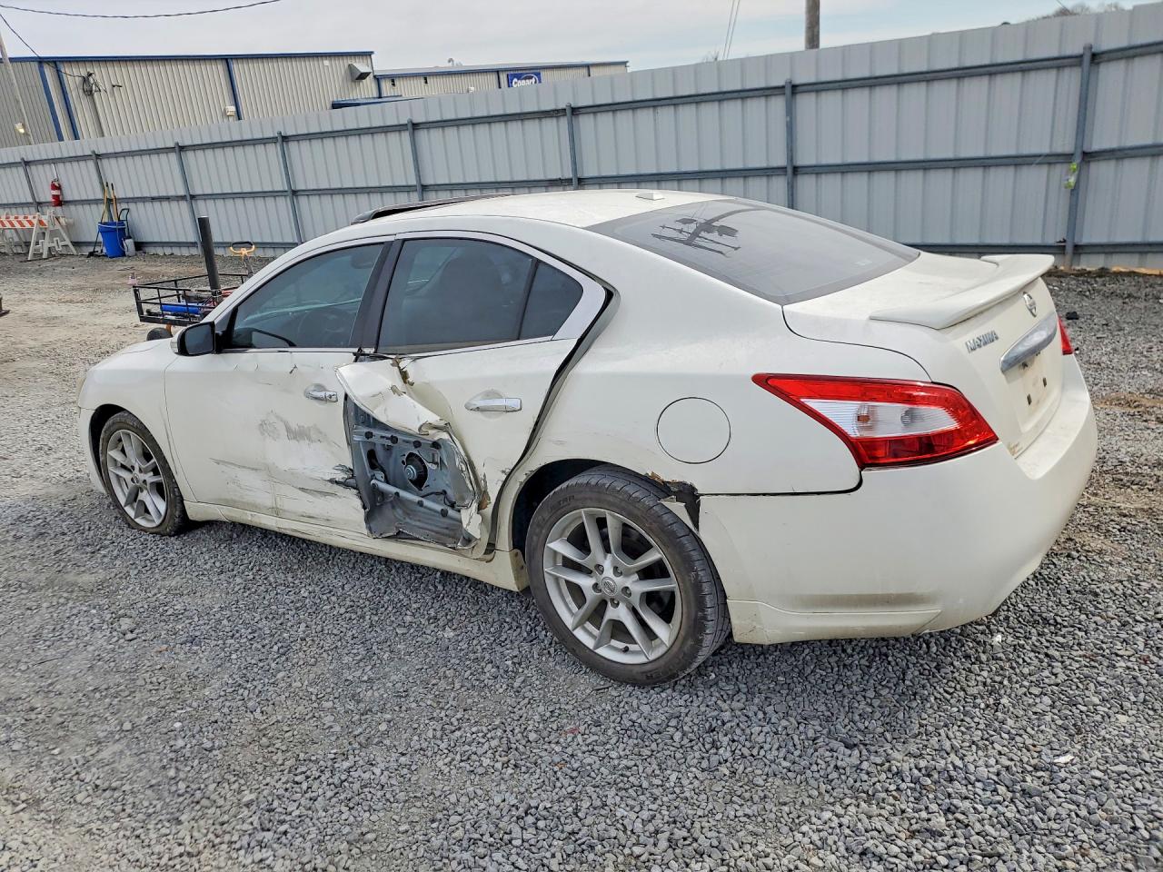 2011 NISSAN MAXIMA photo 2