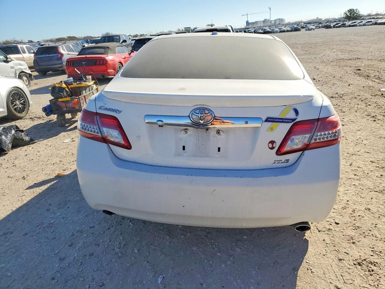2010 TOYOTA CAMRY SE photo 11