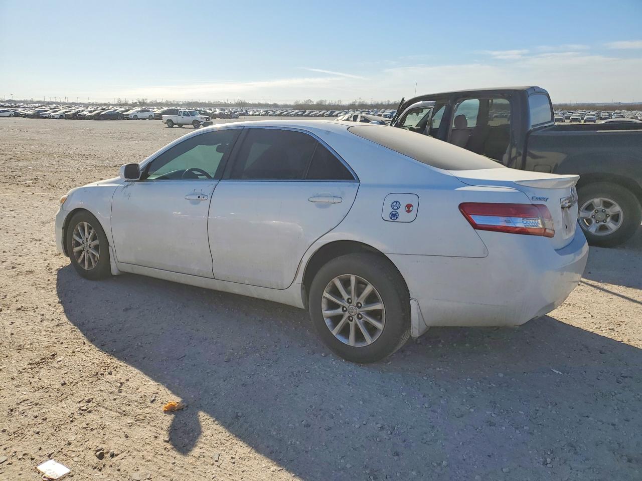 2010 TOYOTA CAMRY SE photo 3