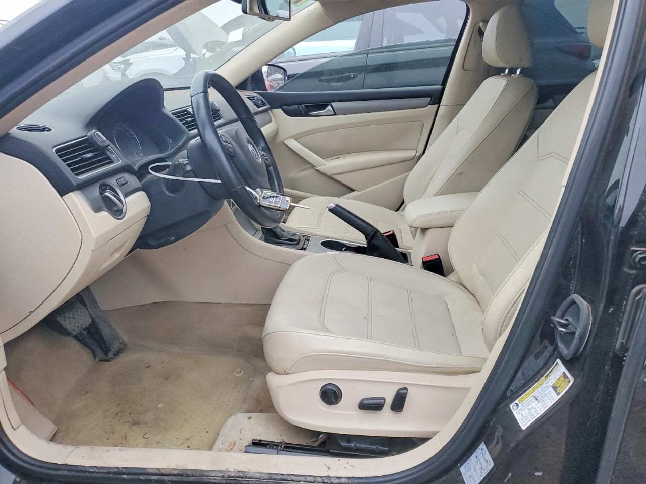 2014 VOLKSWAGEN PASSAT SE photo 13
