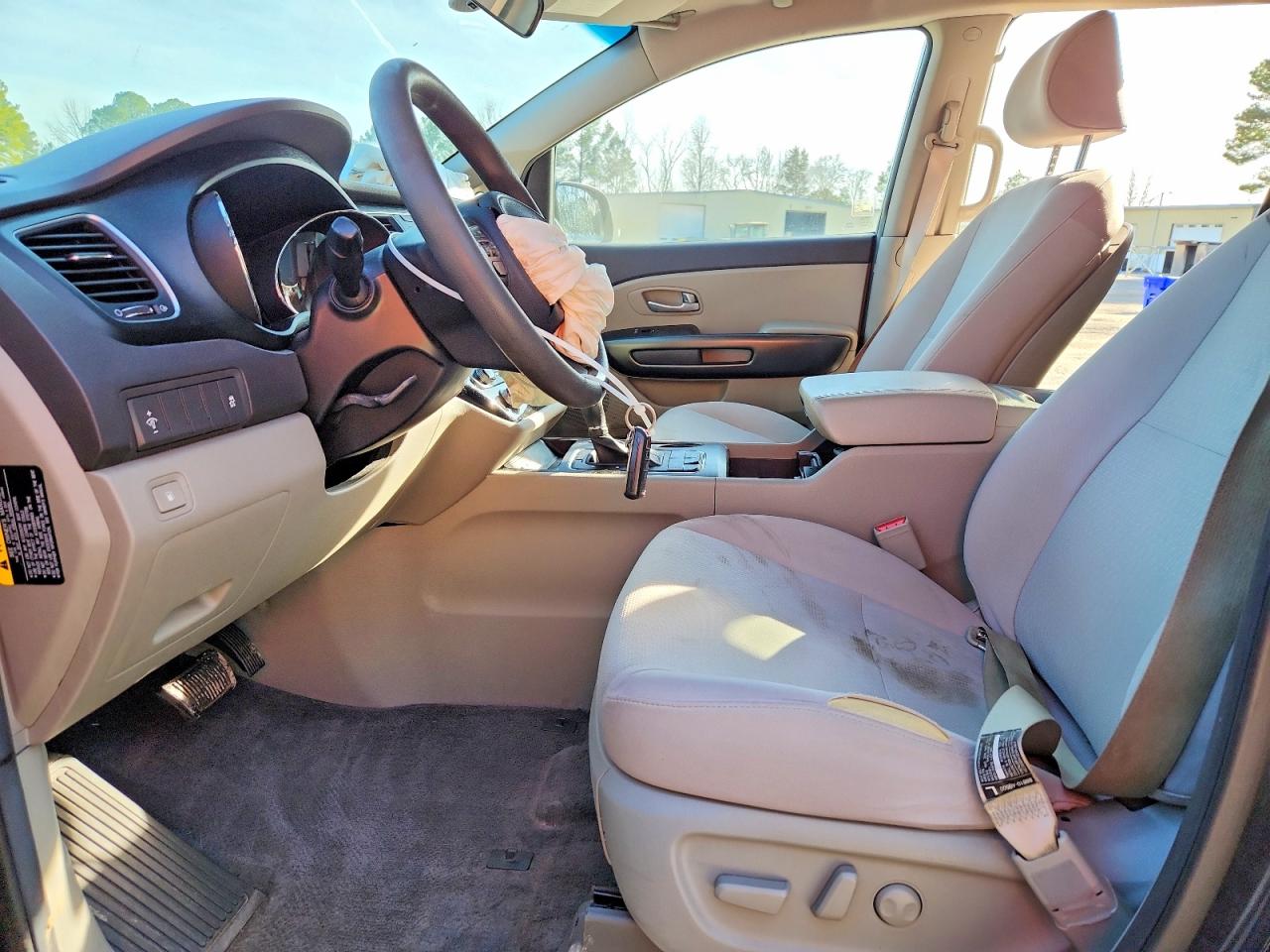 2016 KIA SEDONA LX photo 13