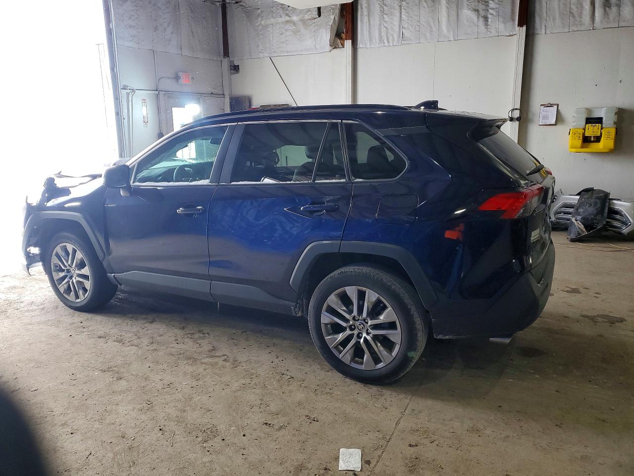2022 TOYOTA RAV4 XLE PREMIUM photo 3