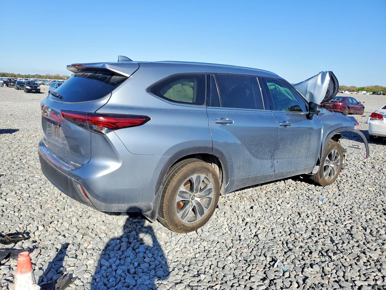 2020 TOYOTA HIGHLANDER XLE photo 3