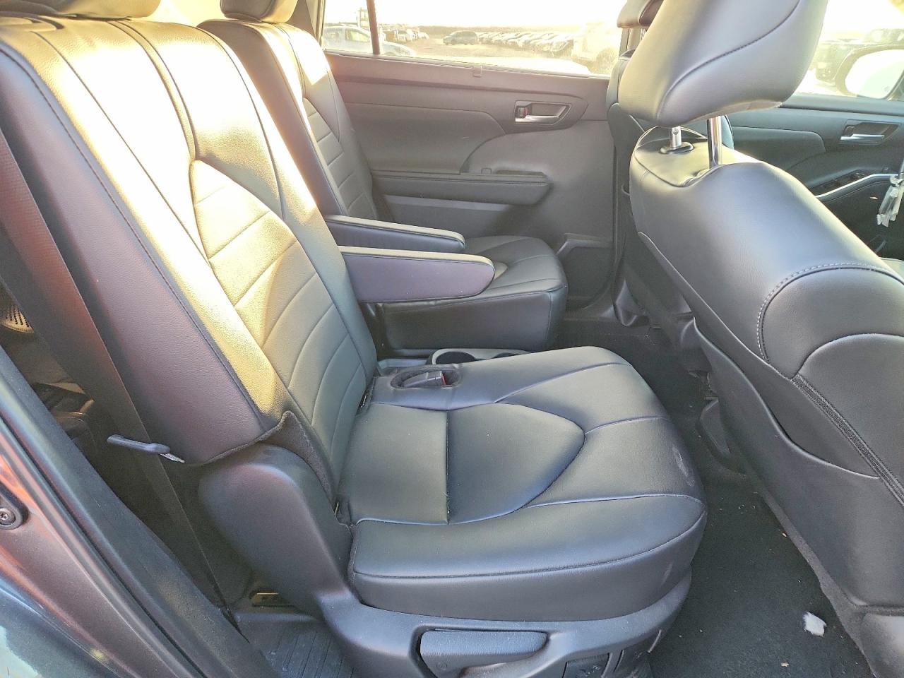 2024 TOYOTA HIGHLANDER photo 10