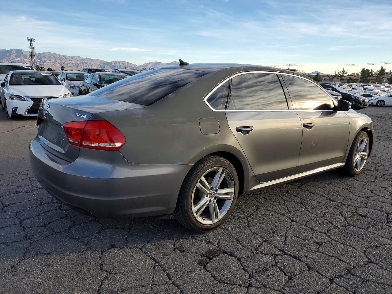 2014 VOLKSWAGEN PASSAT SE photo 5