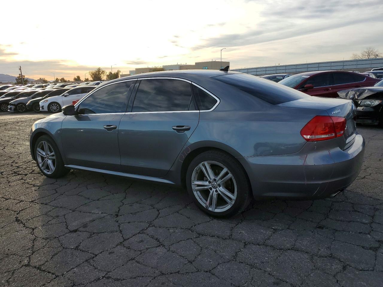 2014 VOLKSWAGEN PASSAT SE photo 3