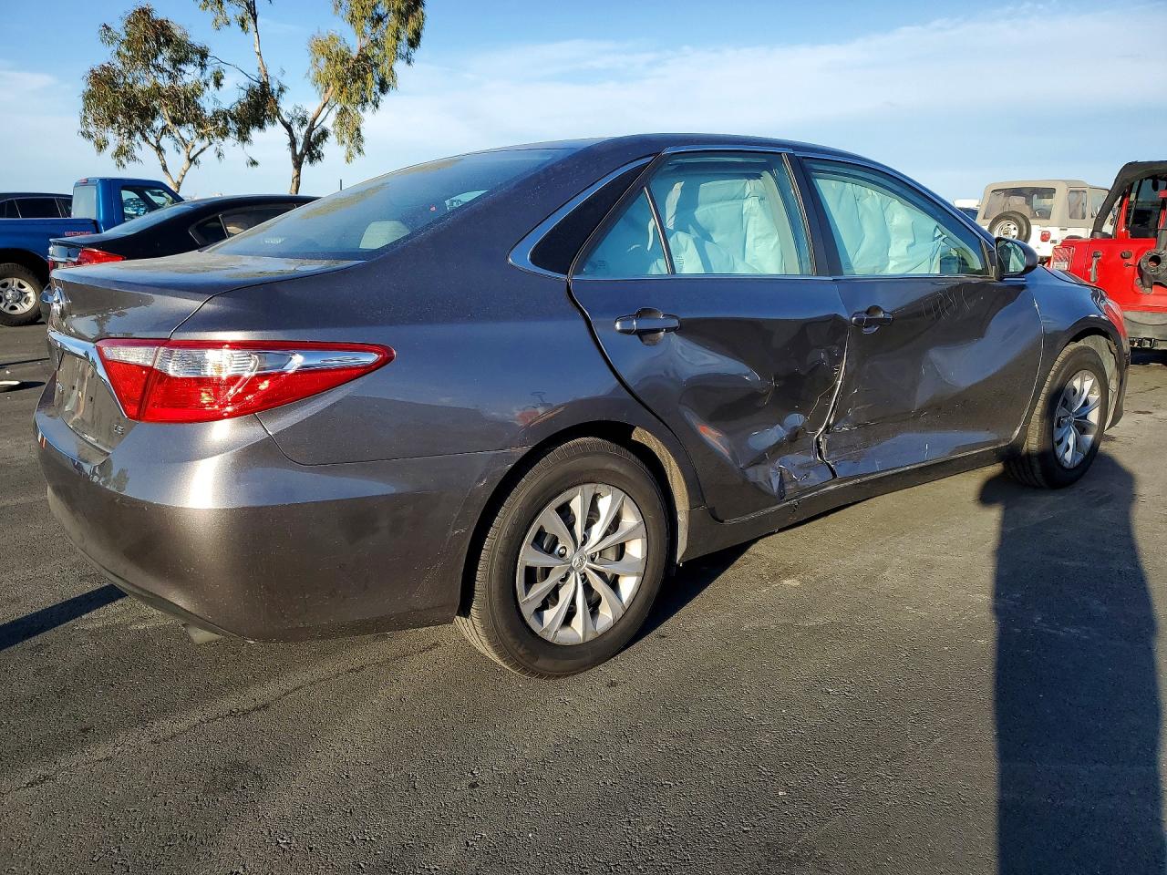 2017 TOYOTA CAMRY LE photo 3