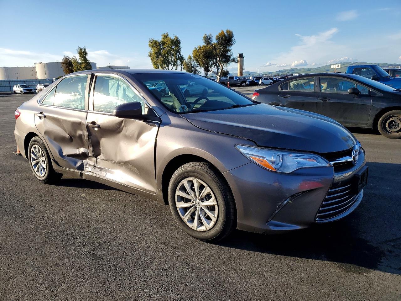 2017 TOYOTA CAMRY LE photo 4
