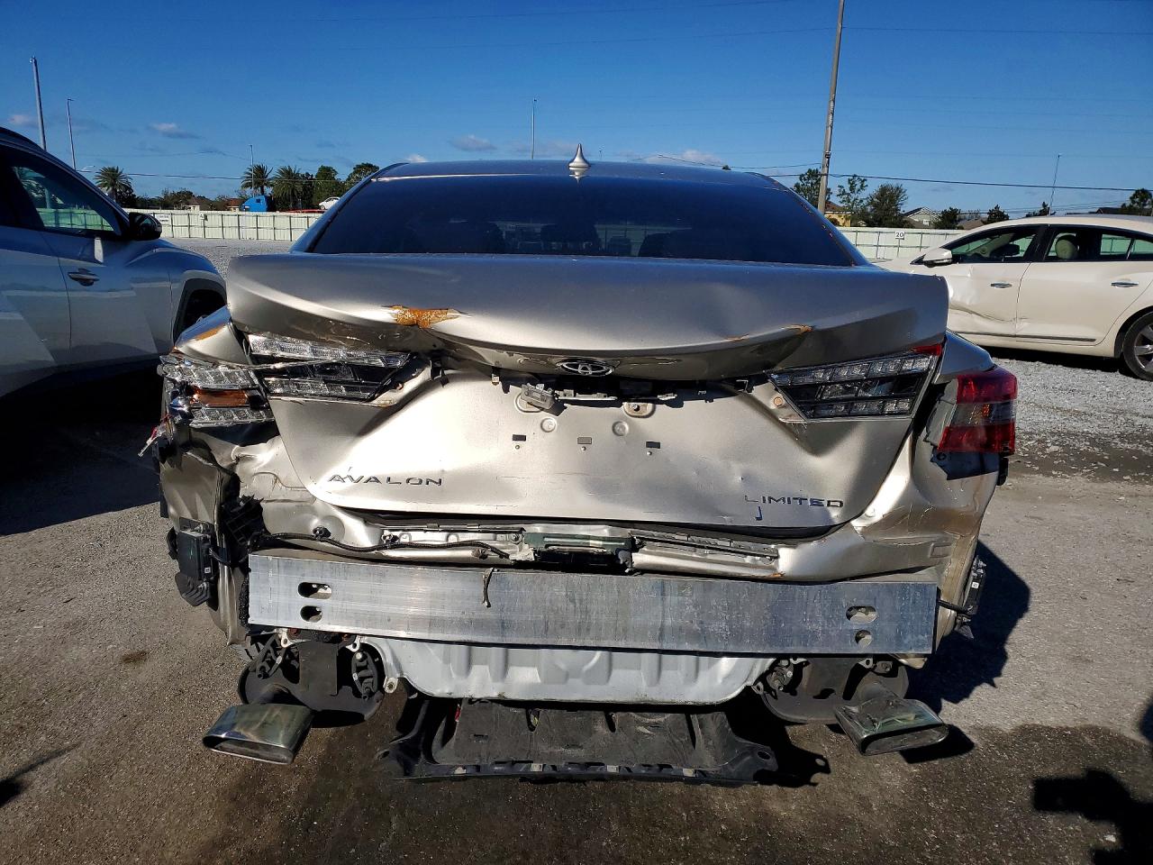2016 TOYOTA AVALON LIMITED photo 11