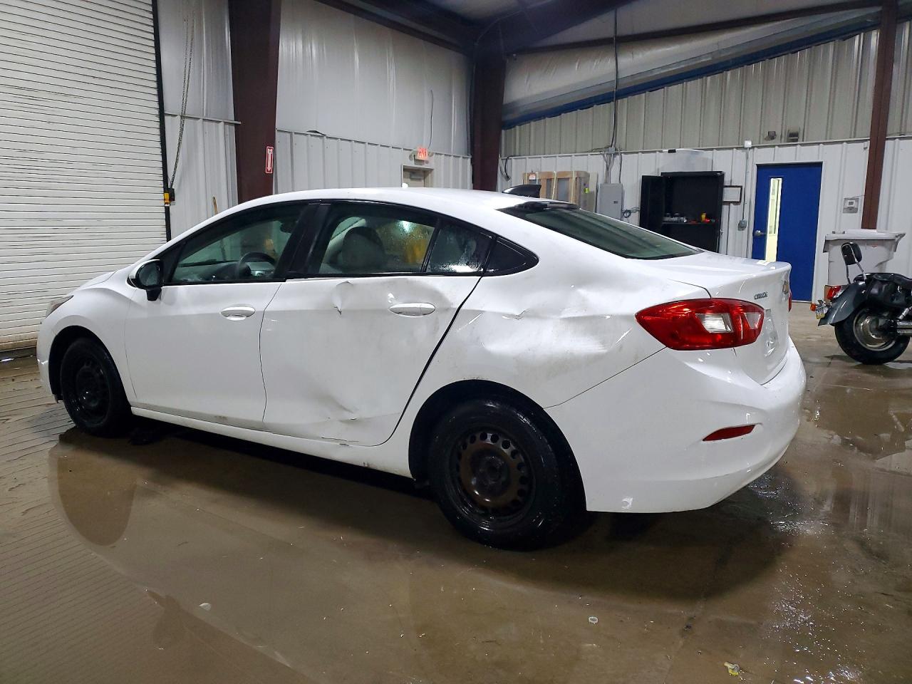 2017 CHEVROLET CRUZE LS photo 4