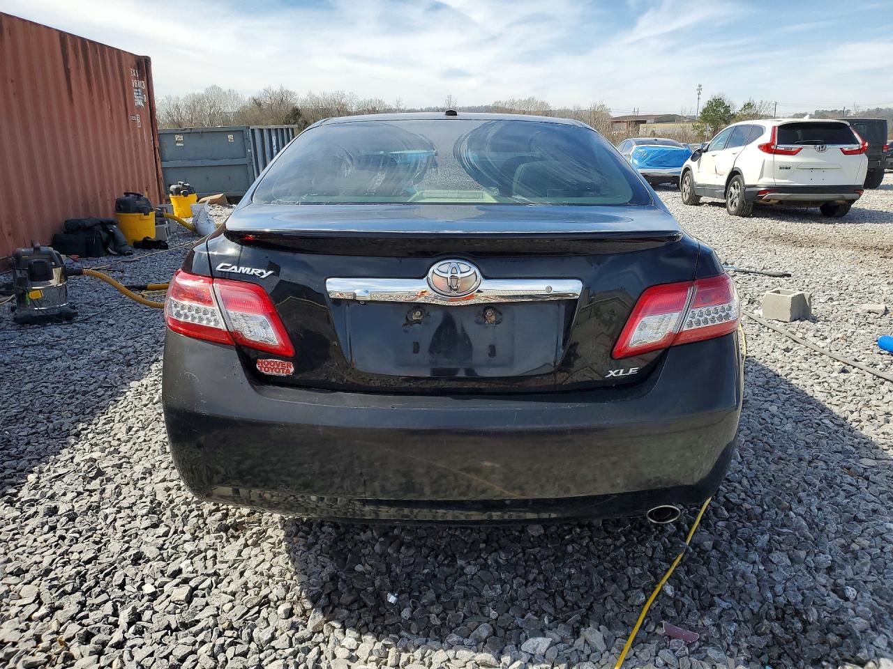 2011 TOYOTA CAMRY XLE photo 16
