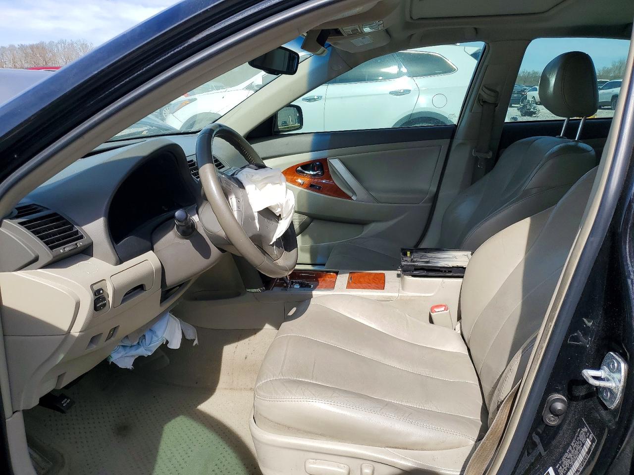 2011 TOYOTA CAMRY XLE photo 19