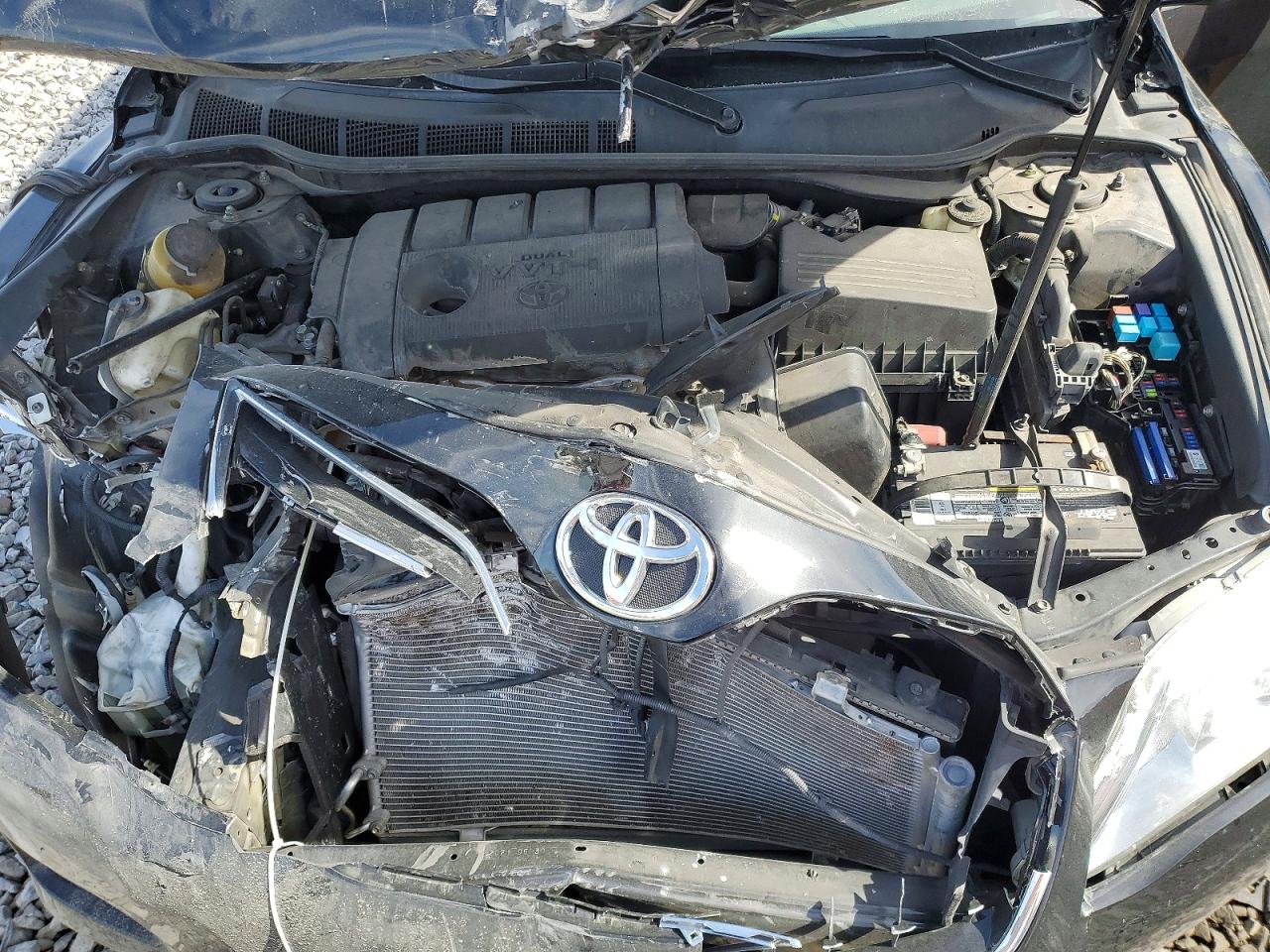 2011 TOYOTA CAMRY XLE photo 31