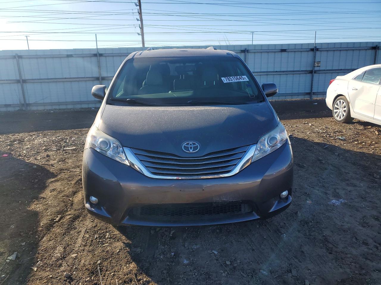 2017 TOYOTA SIENNA XLE 8-PASSENGER photo 9