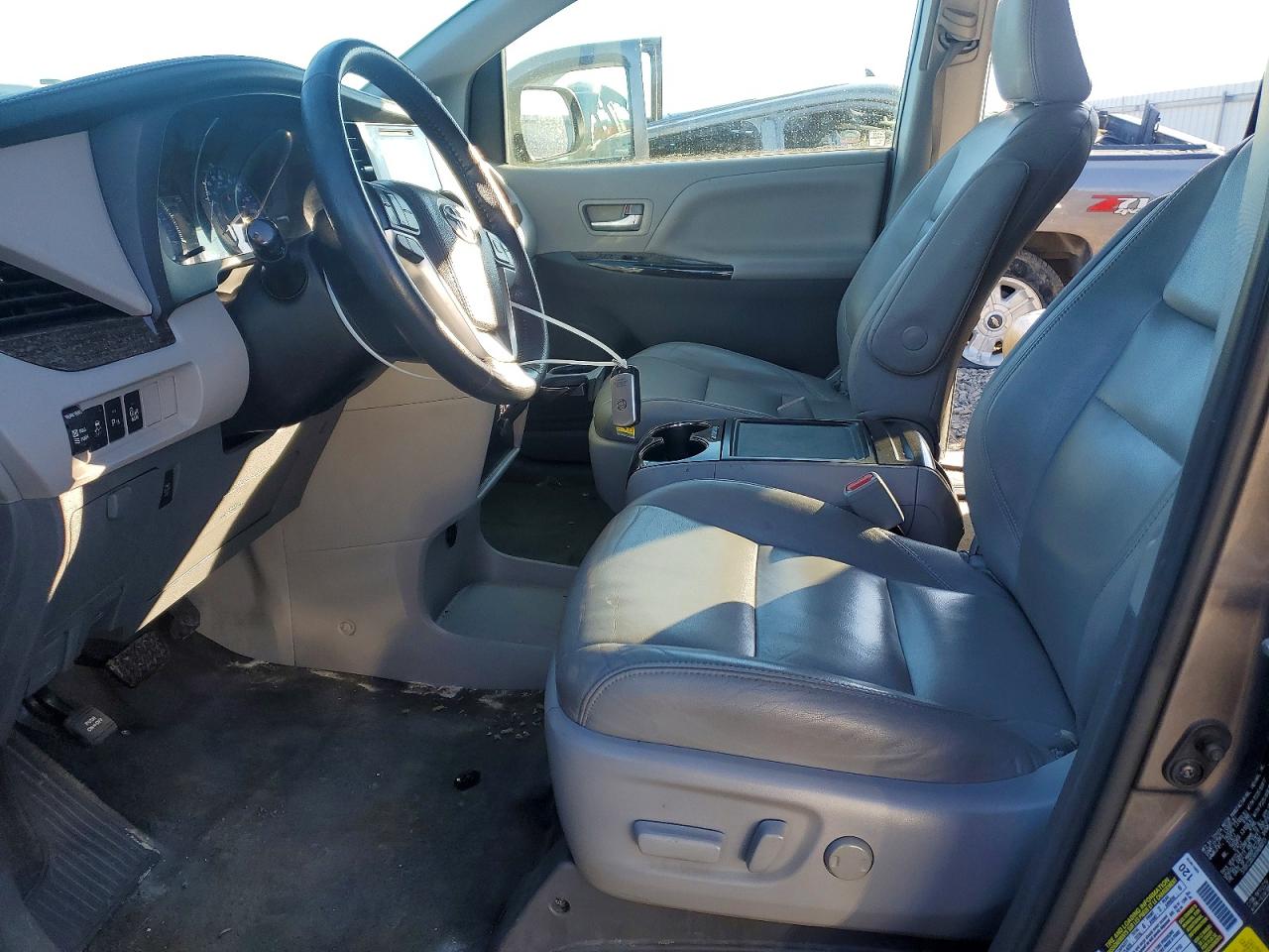 2017 TOYOTA SIENNA XLE 8-PASSENGER photo 13