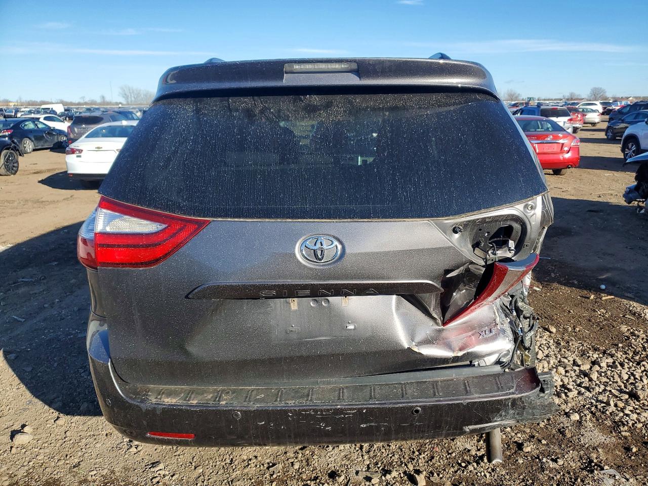 2017 TOYOTA SIENNA XLE 8-PASSENGER photo 11
