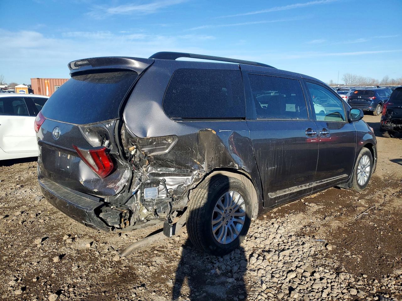2017 TOYOTA SIENNA XLE 8-PASSENGER photo 5