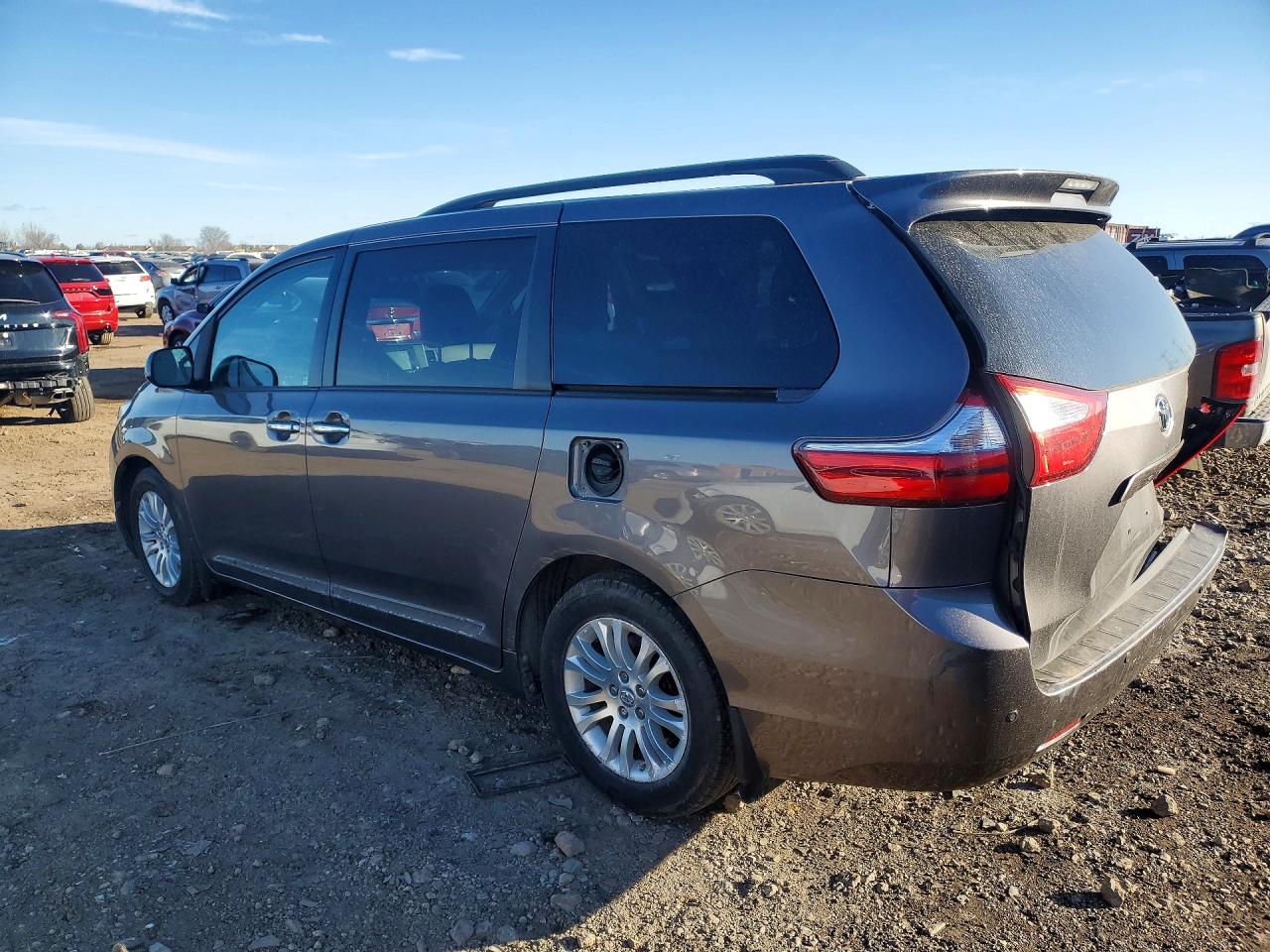 2017 TOYOTA SIENNA XLE 8-PASSENGER photo 3