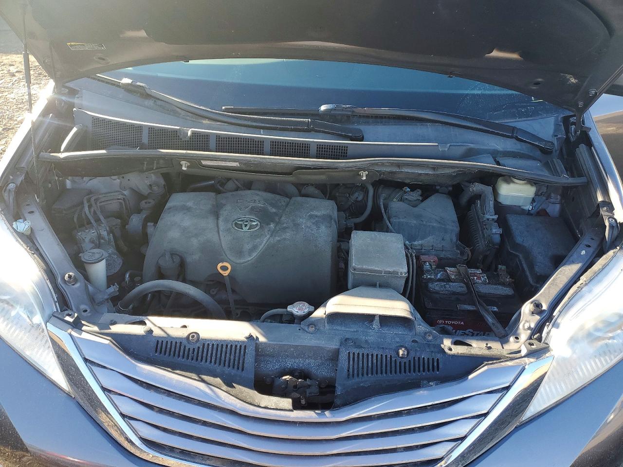 2017 TOYOTA SIENNA XLE 8-PASSENGER photo 23