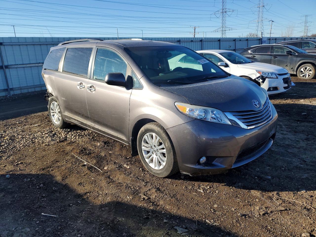 2017 TOYOTA SIENNA XLE 8-PASSENGER photo 7