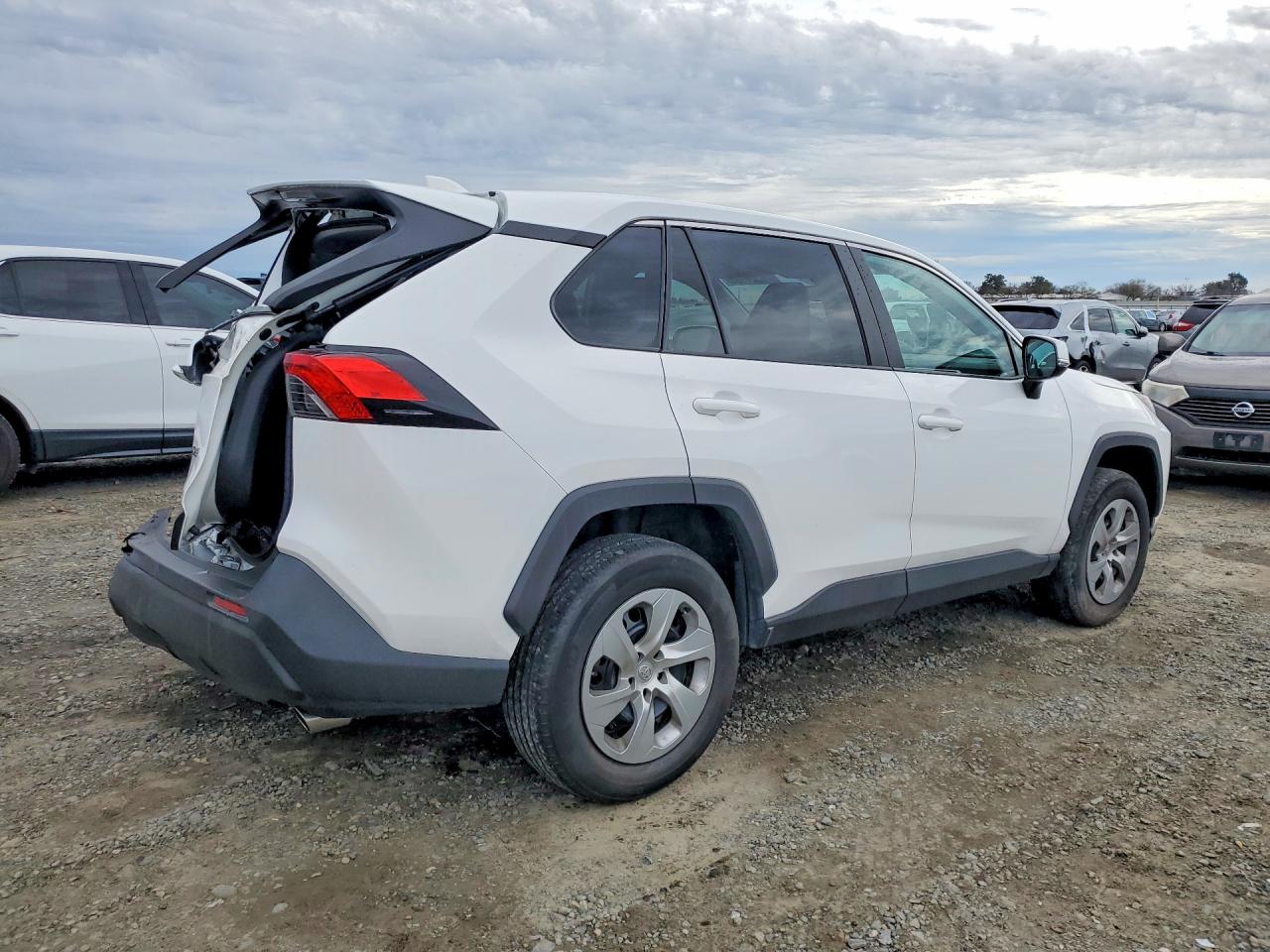 2022 TOYOTA RAV4 LE photo 5