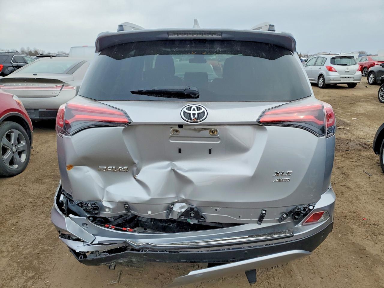 2018 TOYOTA RAV4 XLE photo 16