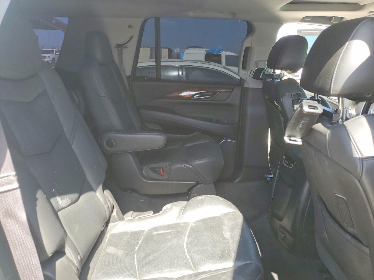 2016 CADILLAC ESCALADE LUXURY photo 31