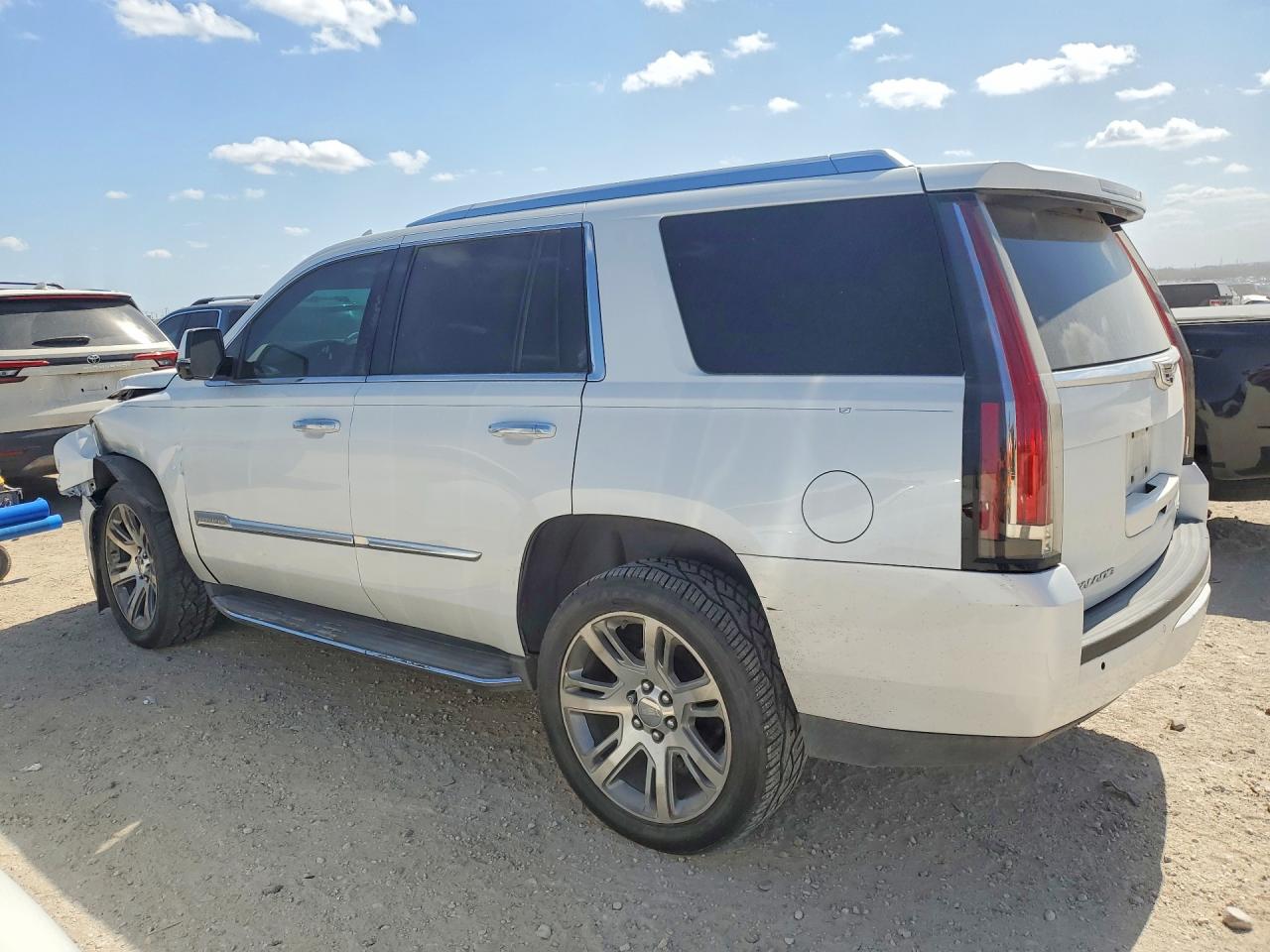2016 CADILLAC ESCALADE LUXURY photo 4