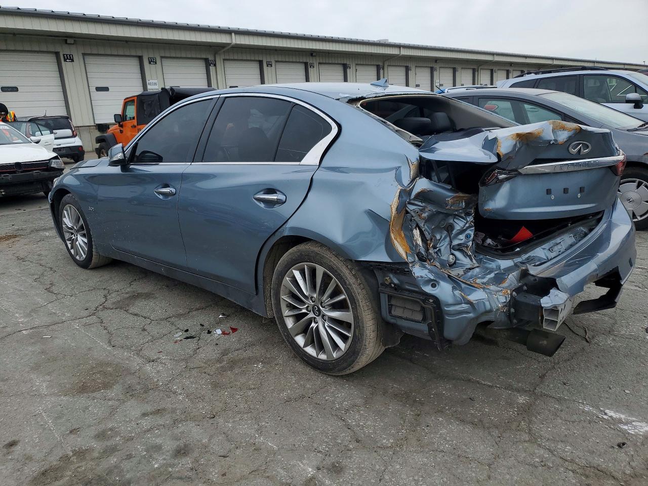 2018 INFINITI Q50 LUXE photo 2