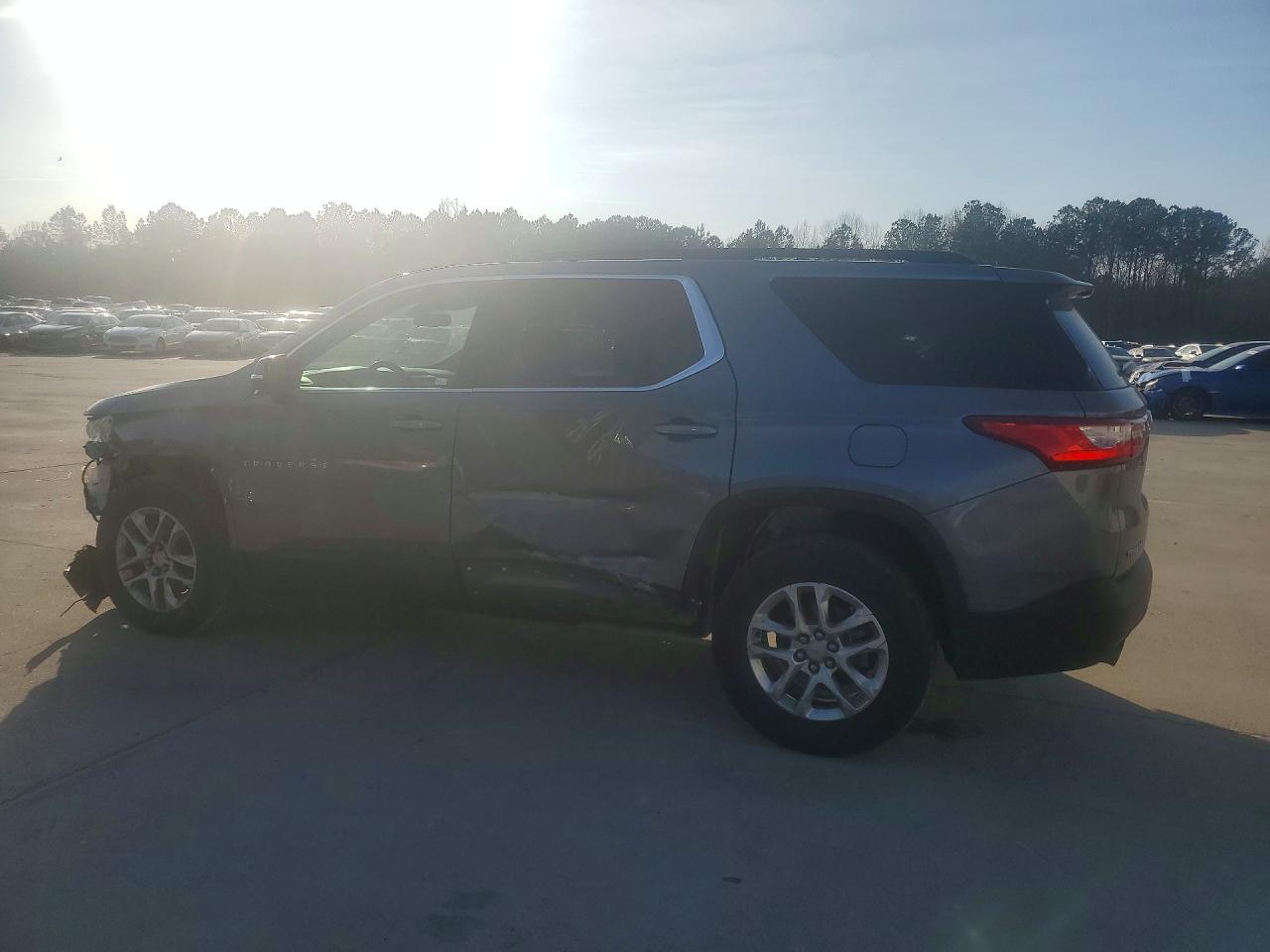 2020 CHEVROLET TRAVERSE LT photo 3