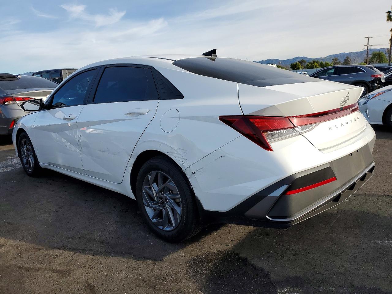 2024 HYUNDAI ELANTRA SEL photo 3