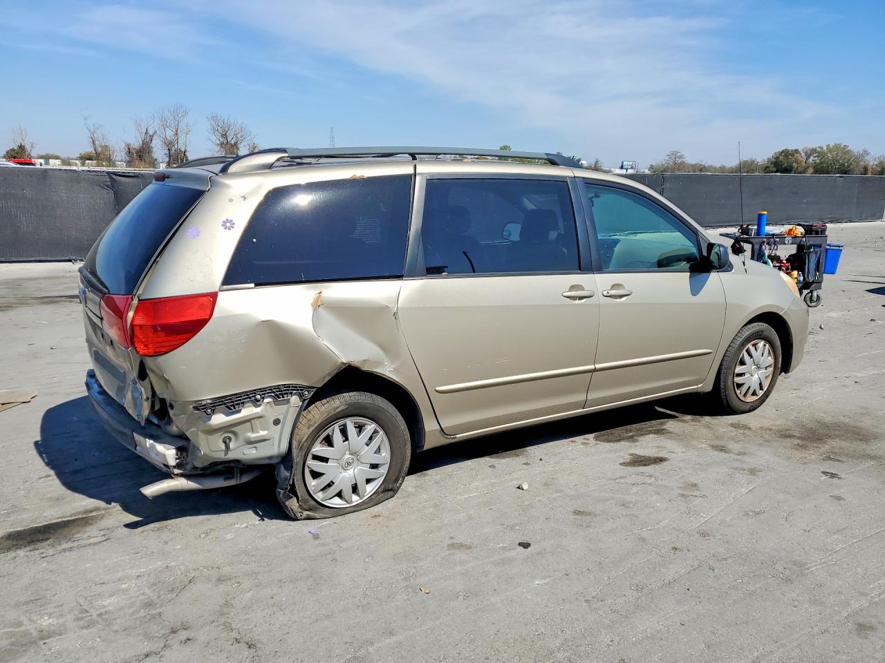 2004 TOYOTA SIENNA LE 7 PASSENGER photo 3