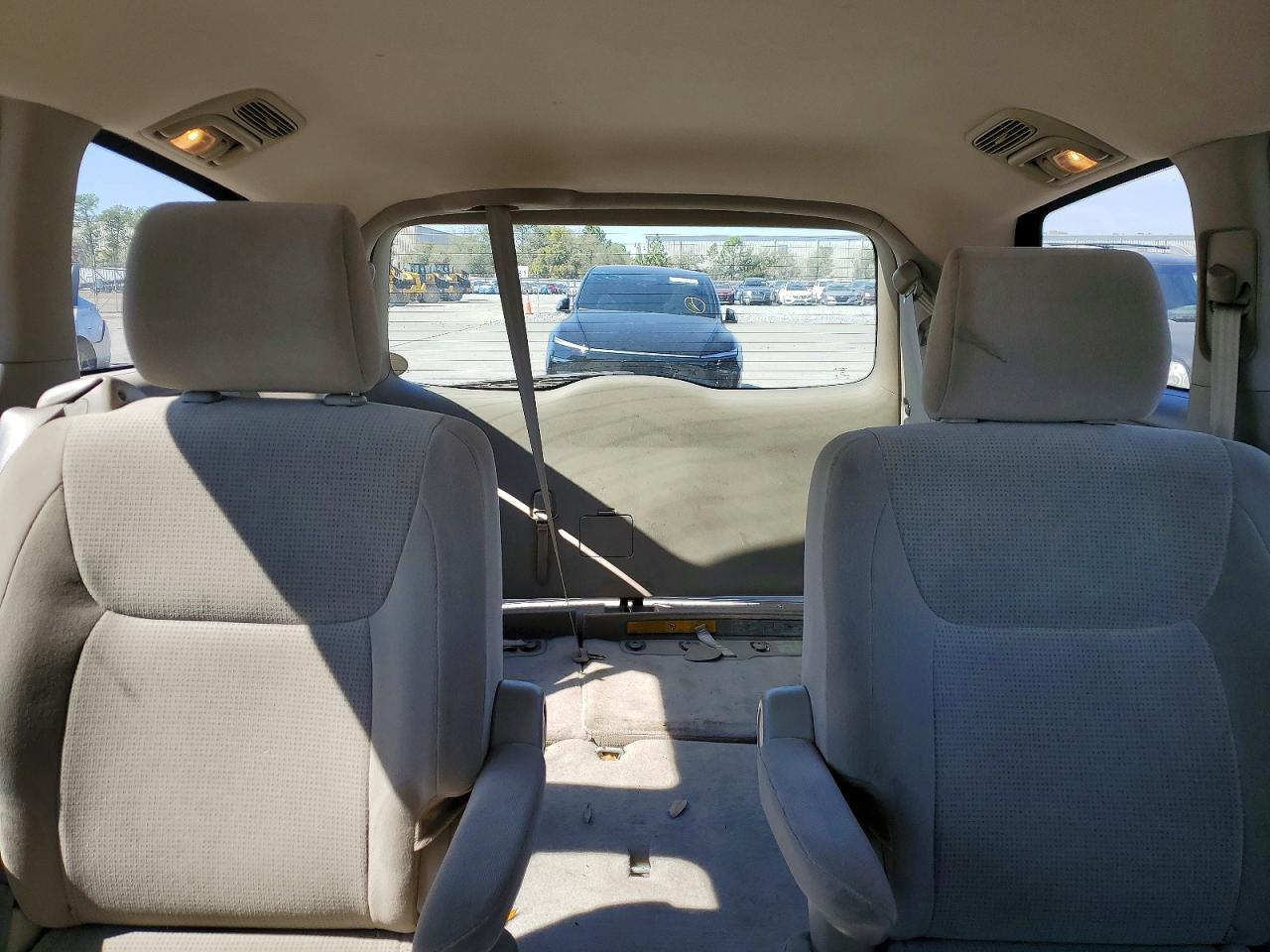 2004 TOYOTA SIENNA LE 7 PASSENGER photo 10