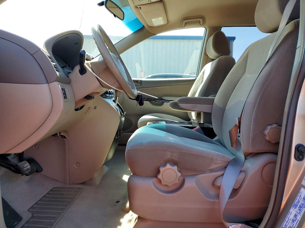 2004 TOYOTA SIENNA LE 7 PASSENGER photo 7