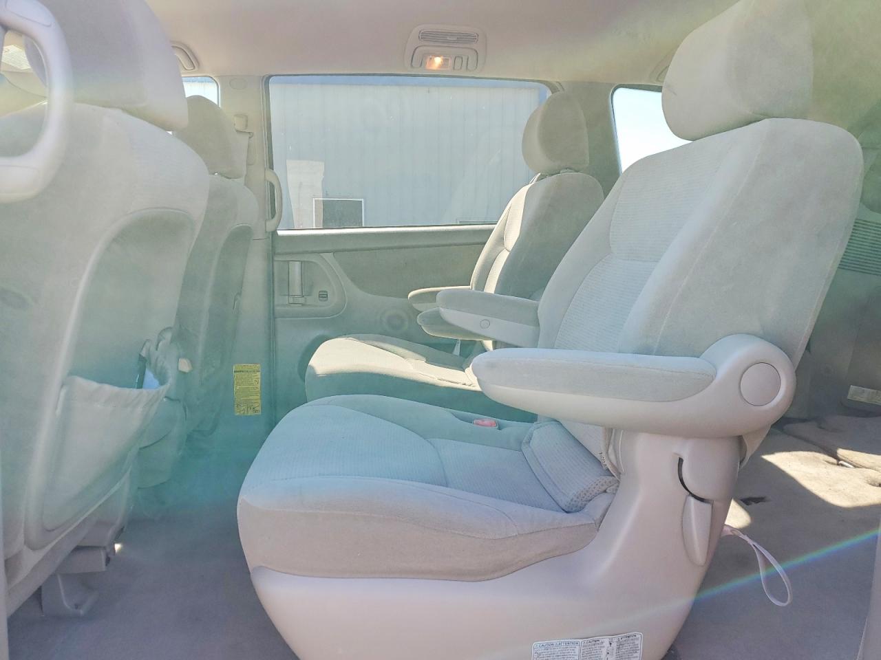 2004 TOYOTA SIENNA LE 7 PASSENGER photo 11