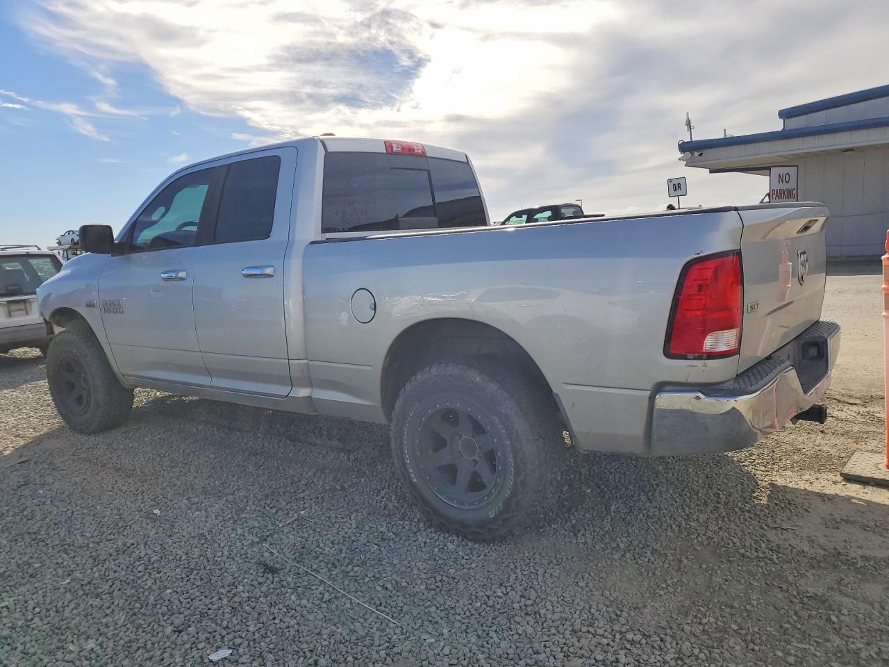 2016 RAM 1500 SLT photo 2