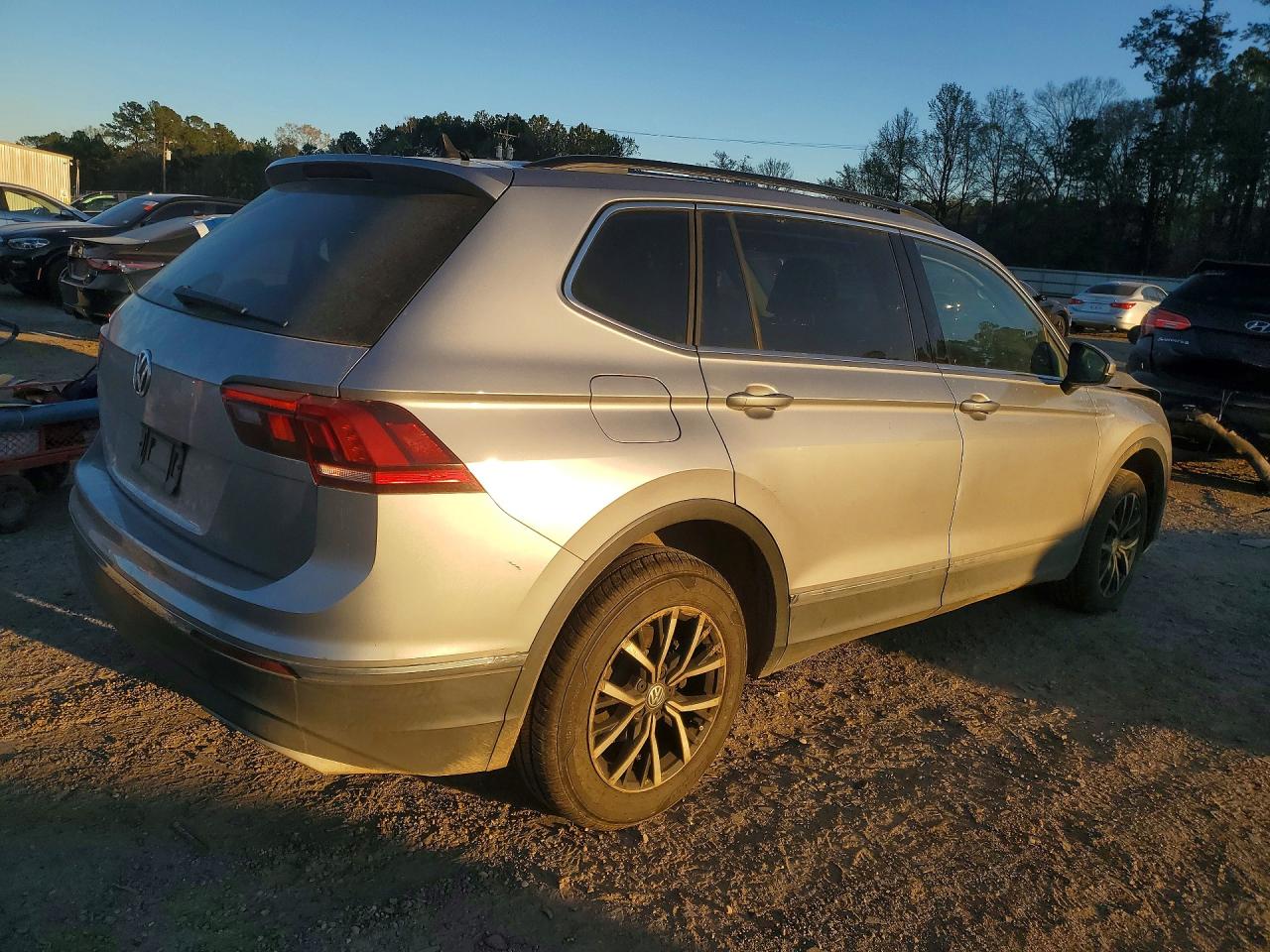 2021 VOLKSWAGEN TIGUAN SE photo 3
