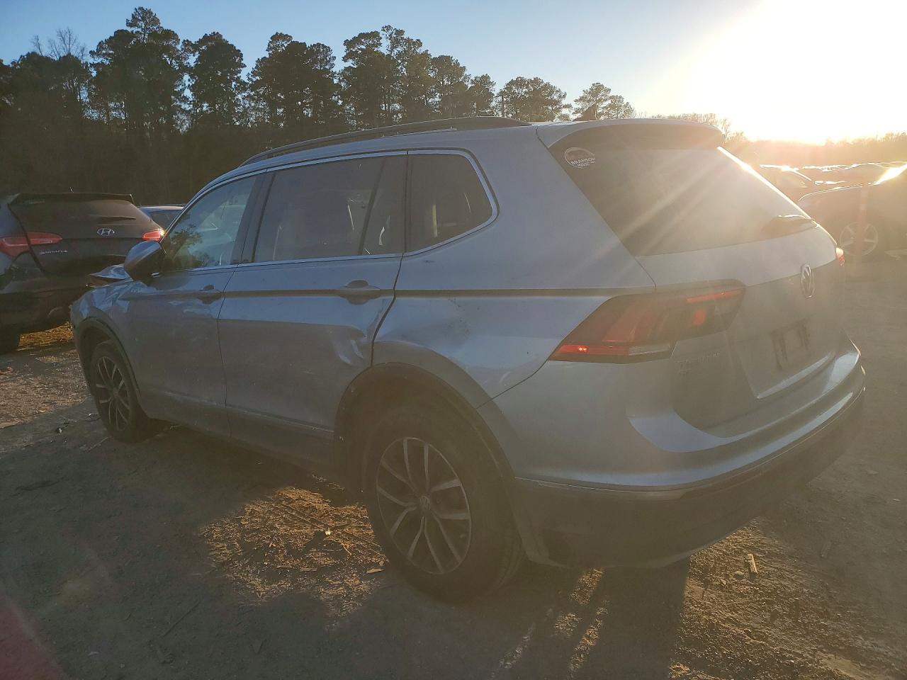 2021 VOLKSWAGEN TIGUAN SE photo 2